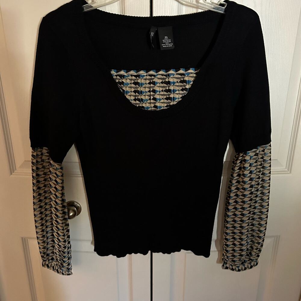 Black sweater with built-in geometric pattern satin sleeves